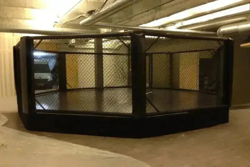 SportCom MMA-Käfig Oktagon mit Podium, im Kellerraum mit warmem Licht