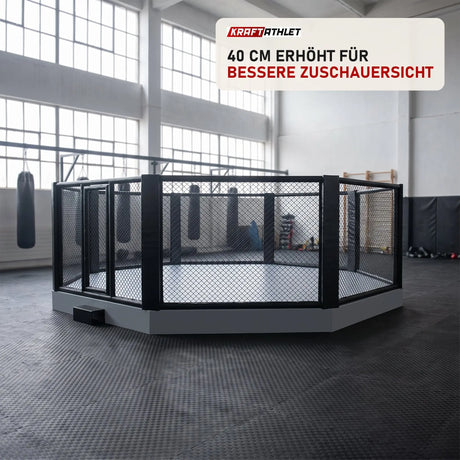 SportCom MMA-Käfig Oktagon mit Podium in einer hellen Kampfsporthalle