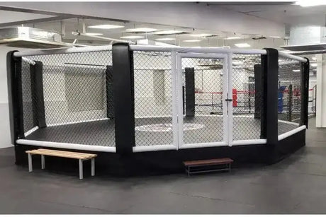 SportCom MMA-Käfig Oktagon mit Podium, in einer hellen Trainingshalle mit Bänken