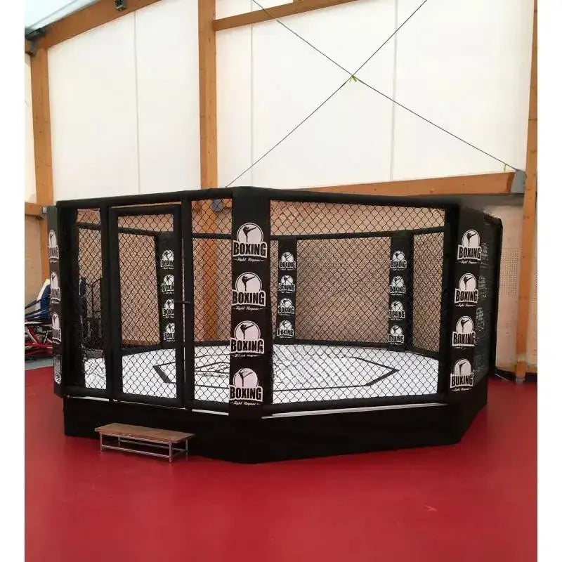 SportCom MMA-Käfig Oktagon mit Podium, mit Polstern und Handschuhen im Vereinsraum