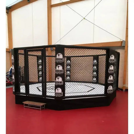 SportCom MMA-Käfig Oktagon mit Podium, mit Polstern und Handschuhen im Vereinsraum