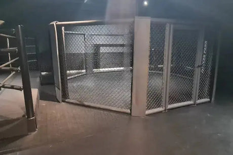 SportCom MMA-Käfig Oktagon zur Bodenmontage, in einem dunklen Raum, Blick durch das Maschengeflecht