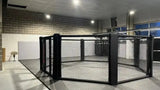 SportCom MMA-Käfig Oktagon zur Bodenmontage, in einer Halle mit blauen Fenstern, seitlich
