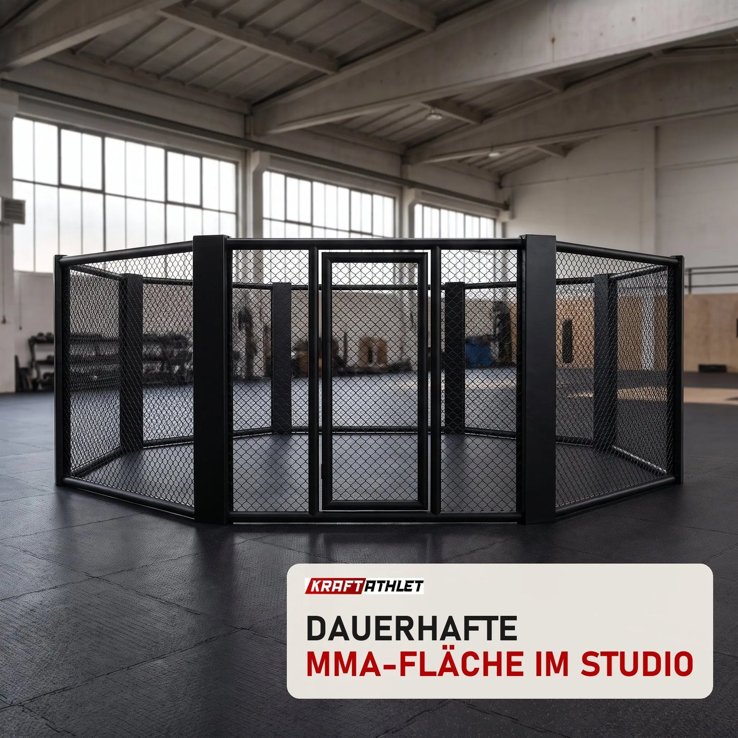 SportCom MMA-Käfig Oktagon zur Bodenmontage in einer hellen Kampfsporthalle