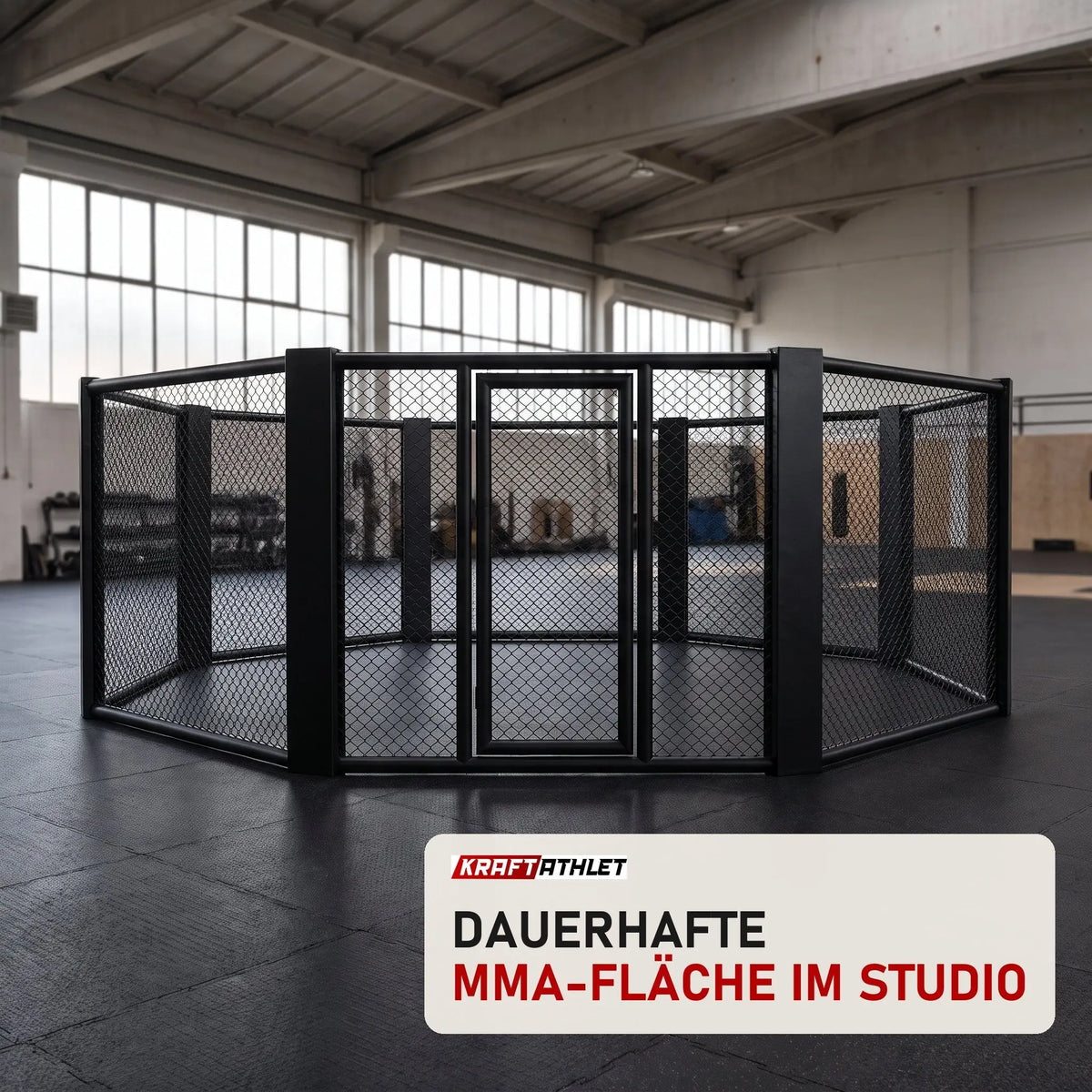 SportCom MMA-Käfig Oktagon zur Bodenmontage in einer hellen Kampfsporthalle