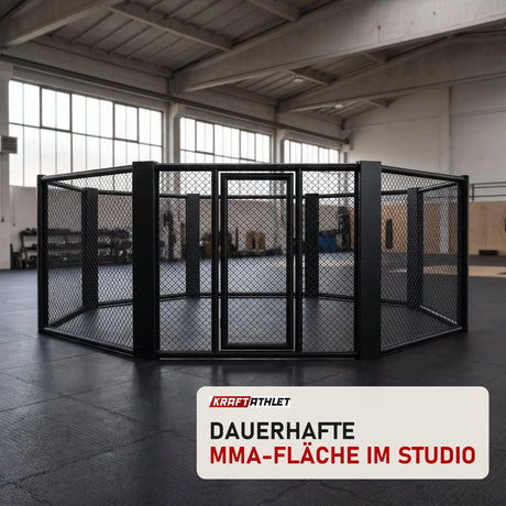 SportCom MMA-Käfig Oktagon zur Bodenmontage in einer hellen Kampfsporthalle