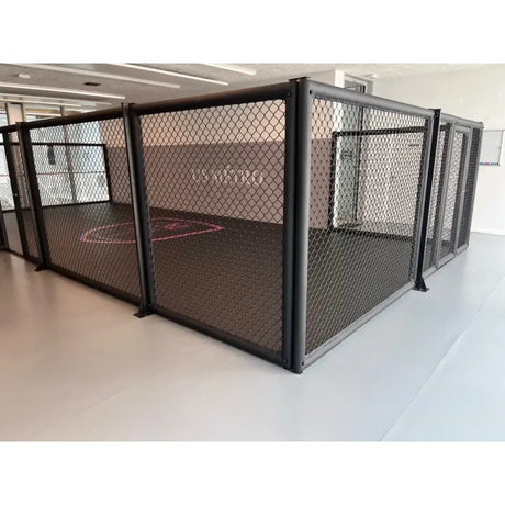 SportCom MMA-Paneel mit Tür als Käfigecke in hellem Raum mit dunkler Matte