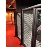 SportCom MMA-Paneel mit Tür als Käfigecke mit Polstern auf rotem Boden