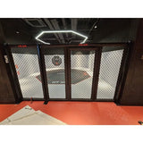 SportCom MMA-Paneel mit Tür als Käfigfront mit Lichtring über rotem Boden, frontal