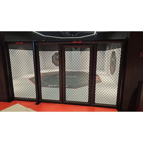 SportCom MMA-Paneel mit Tür als Käfigfront mit Tür vor weißer Innenfläche