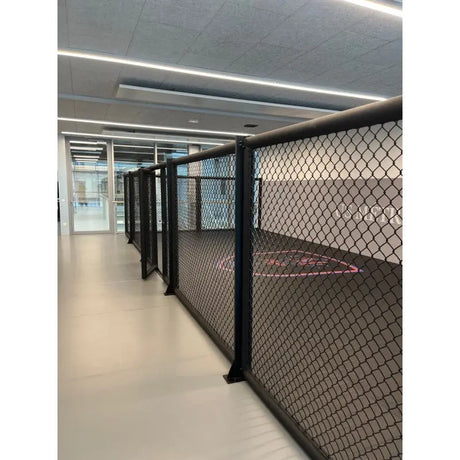 SportCom MMA-Paneel mit Tür als Wandreihe entlang eines hellen Gangs
