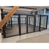 SportCom MMA-Paneel mit Tür als Käfigfläche in heller Halle mit Holzbalken