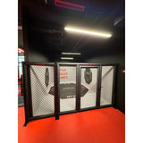 SportCom MMA-Paneel mit Tür als Käfigwand mit Doppeltür auf rotem Boden in einer Trainingshalle