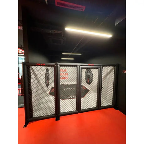 SportCom MMA-Paneel mit Tür als Käfigwand mit Doppeltür auf rotem Boden in einer Trainingshalle