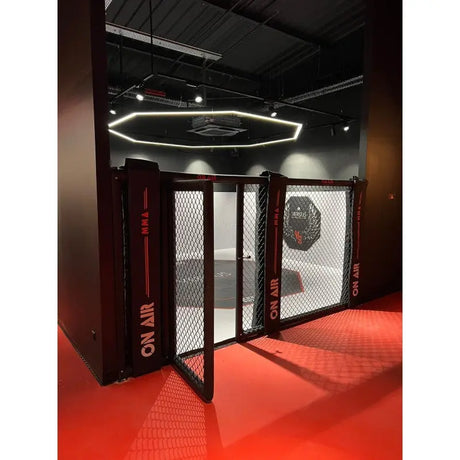 SportCom MMA-Paneel mit Tür in Schrägansicht mit offener Tür und Lichtring
