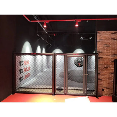 SportCom MMA-Paneel mit Tür in seitlicher Ansicht vor heller Wand mit roter Bodenleiste