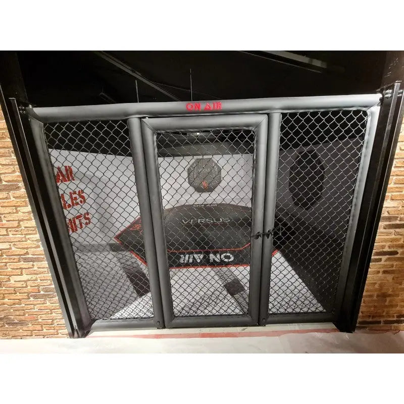 SportCom MMA-Paneel mit Tür mit geschlossener Doppeltür frontal vor Ziegelwand