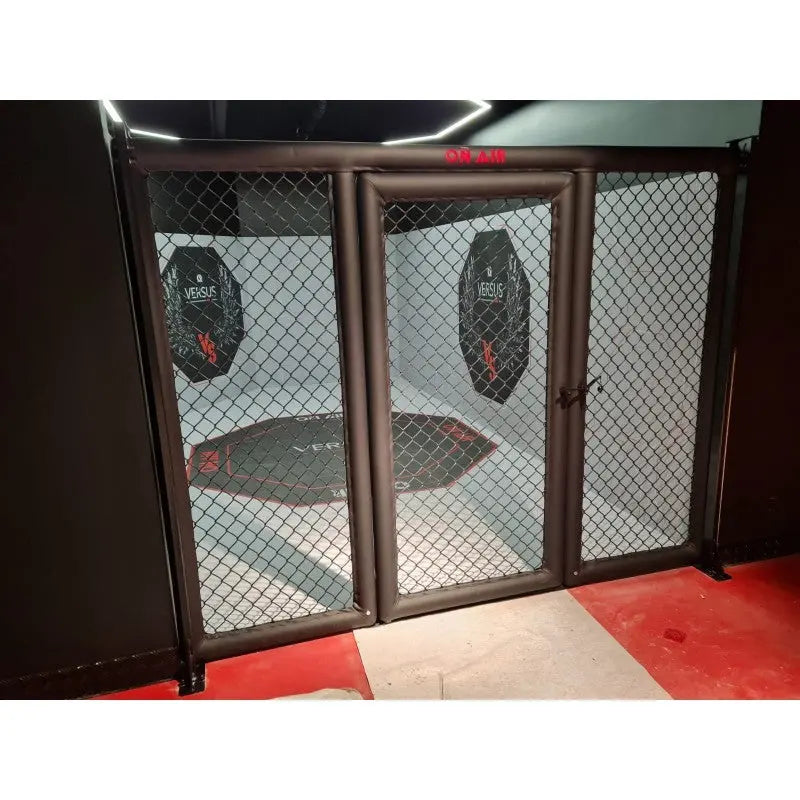 SportCom MMA-Paneel mit Tür mit geschlossener Doppeltür und Zielscheiben an der Wand