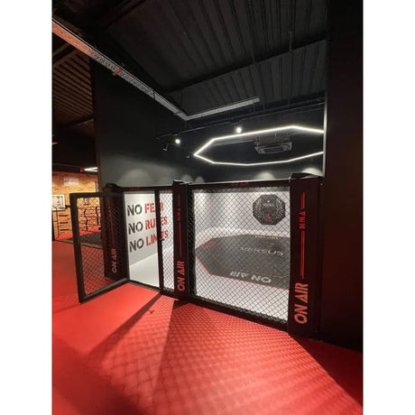 SportCom MMA-Paneel mit Tür mit offener Tür, rotem Boden und achteckigem Lichtring