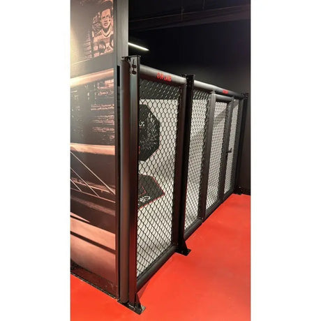 SportCom MMA-Paneel mit Tür als Wandreihe auf rotem Boden in schräger Ansicht