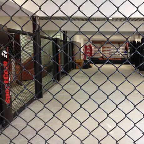 SportCom MMA-Paneel mit Tür als Nahaufnahme des Drahtgeflechts mit Blick ins Studio