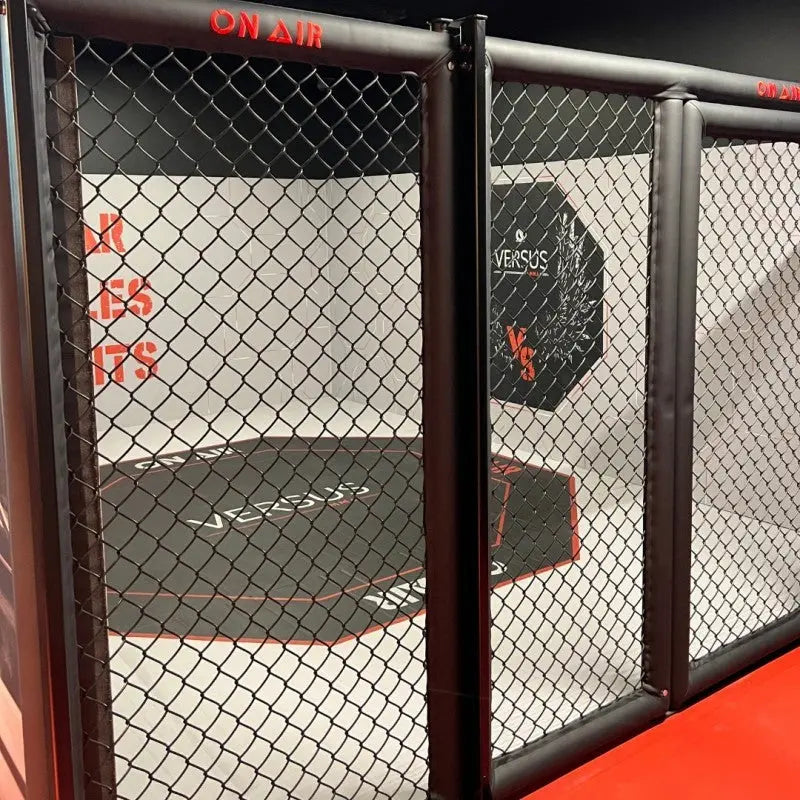 SportCom MMA-Paneel mit Tür als Detail von Pfosten und Drahtgeflecht mit Matte