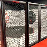 SportCom MMA-Paneel mit Tür als Detail von Pfosten und Drahtgeflecht mit Matte