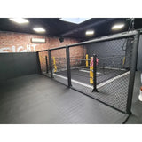 SportCom MMA-Paneel ohne Tür als Einfassung neben einem Boxring unter Dachfenstern