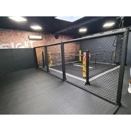 SportCom MMA-Paneel ohne Tür als Einfassung neben einem Boxring unter Dachfenstern