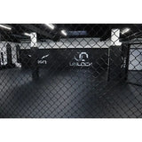 SportCom MMA-Paneel ohne Tür als Wandreihe vor dunkler Halle mit Logos