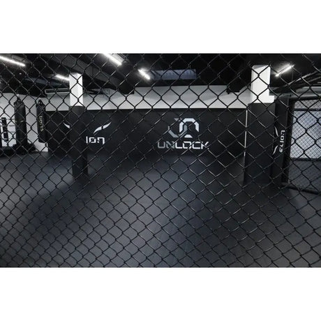 SportCom MMA-Paneel ohne Tür als Wandreihe vor dunkler Halle mit Logos