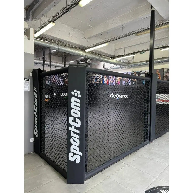 SportCom MMA-Paneel ohne Tür mit gepolstertem Eckpfosten in einer Halle