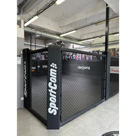 SportCom MMA-Paneel ohne Tür mit gepolstertem Eckpfosten in einer Halle