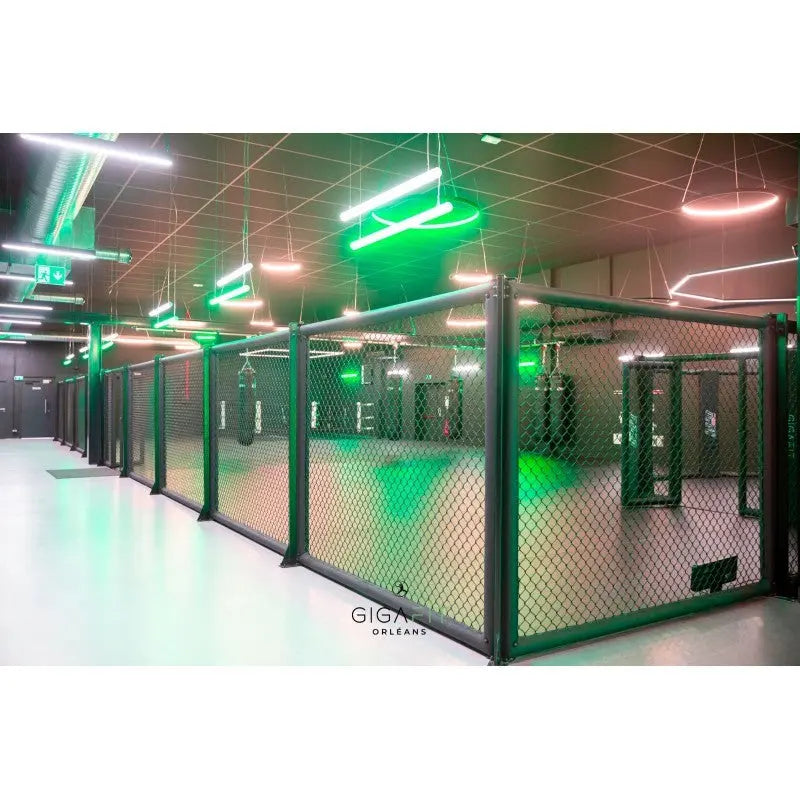 SportCom MMA-Paneel ohne Tür als Wandreihe in einer Halle mit grüner Beleuchtung