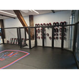 SportCom MMA-Paneel ohne Tür als Käfig in heller Halle mit Holzbalken und Pratzen