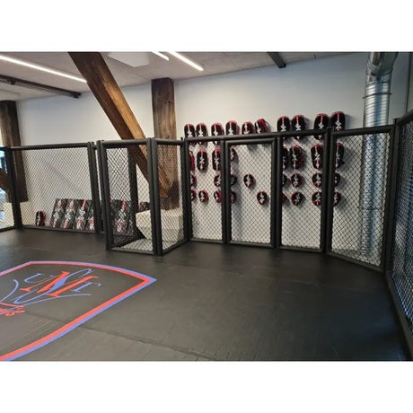 SportCom MMA-Paneel ohne Tür als Käfig in heller Halle mit Holzbalken und Pratzen