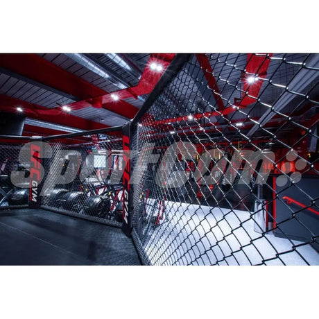SportCom MMA-Paneel ohne Tür als Käfig in einer rot beleuchteten Halle