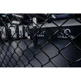 SportCom MMA-Paneel ohne Tür als Detail des Drahts vor dunkler Wand mit Logos