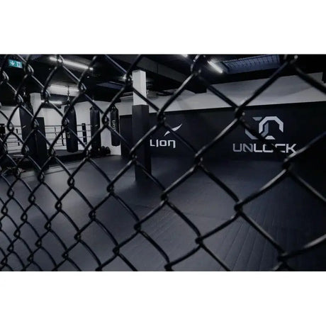 SportCom MMA-Paneel ohne Tür als Detail des Drahts vor dunkler Wand mit Logos