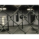 SportCom MMA-Paneel ohne Tür als Detail des Maschendrahts mit Boxsäcken dahinter