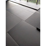 SportCom MMA-Tatami Glattfinish 1 × 1 m, 4 cm, rutschfeste Unterseite, Nahaufnahme verlegter grauer Matten am Fenster