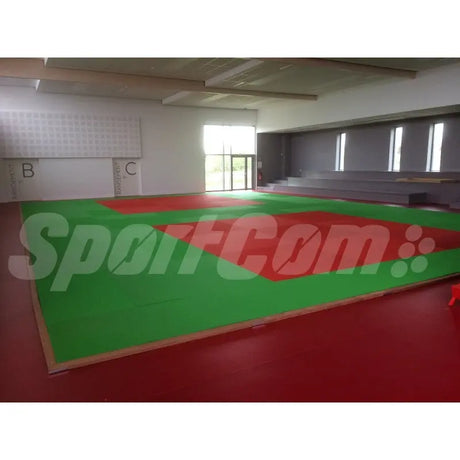 SportCom MMA-Tatami Glattfinish 1 × 1 m, 4 cm, rutschfeste Unterseite, Halle mit grüner Fläche und rotem Rand