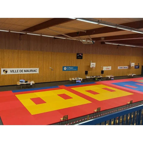 SportCom MMA-Tatami Glattfinish 1 × 1 m, 4 cm, rutschfeste Unterseite, Sporthalle mit gelben Feldern auf rotem Grund