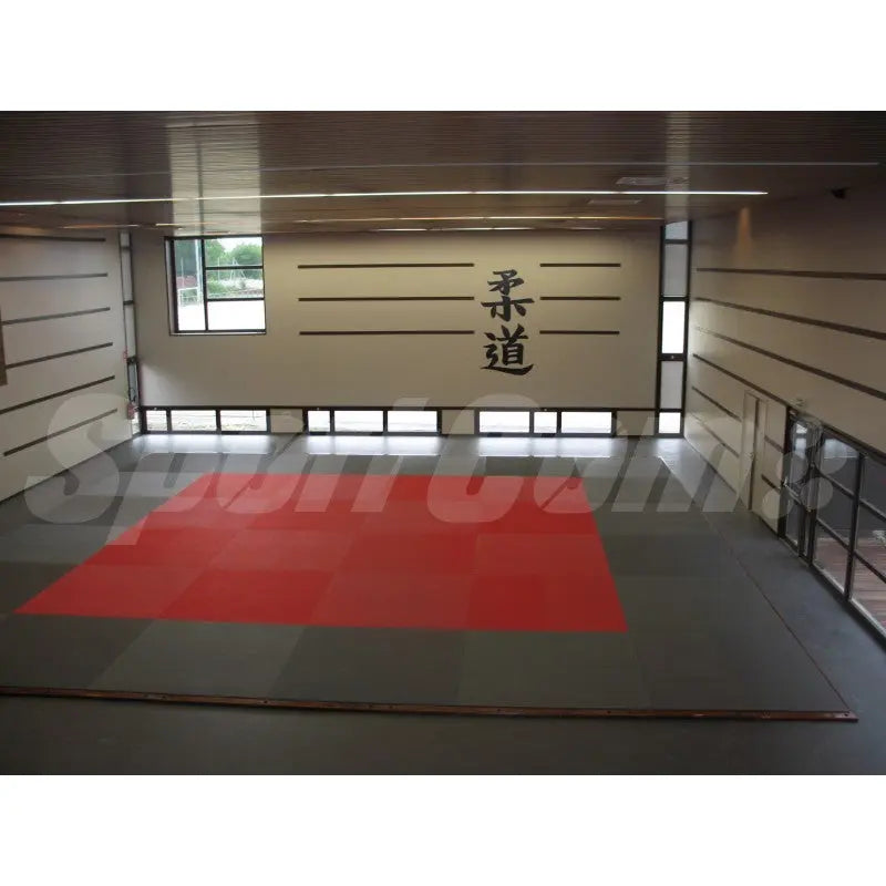 SportCom MMA-Tatami Glattfinish 1 × 1 m, 5 cm, glatte Unterseite, Dojo mit roter Fläche auf grauem Grund