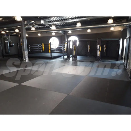 SportCom MMA-Tatami Glattfinish 1 × 1 m, 5 cm, glatte Unterseite, Gym mit Boxring und grau-schwarzen Matten