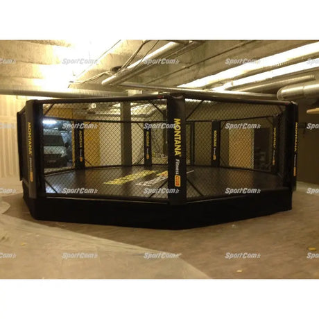 SportCom MMA-Trainingskäfig mit Podium, in einem Kellerraum mit Deckenlicht