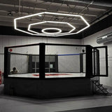 SportCom MMA-Trainingskäfig mit Podium, in einem Studio mit Oktagon-Deckenleuchte