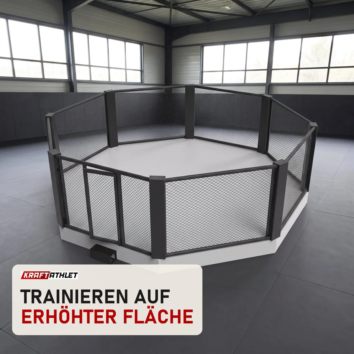 SportCom MMA-Trainingskäfig mit Podium in einer hellen Kampfsporthalle