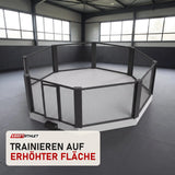 SportCom MMA-Trainingskäfig mit Podium in einer hellen Kampfsporthalle