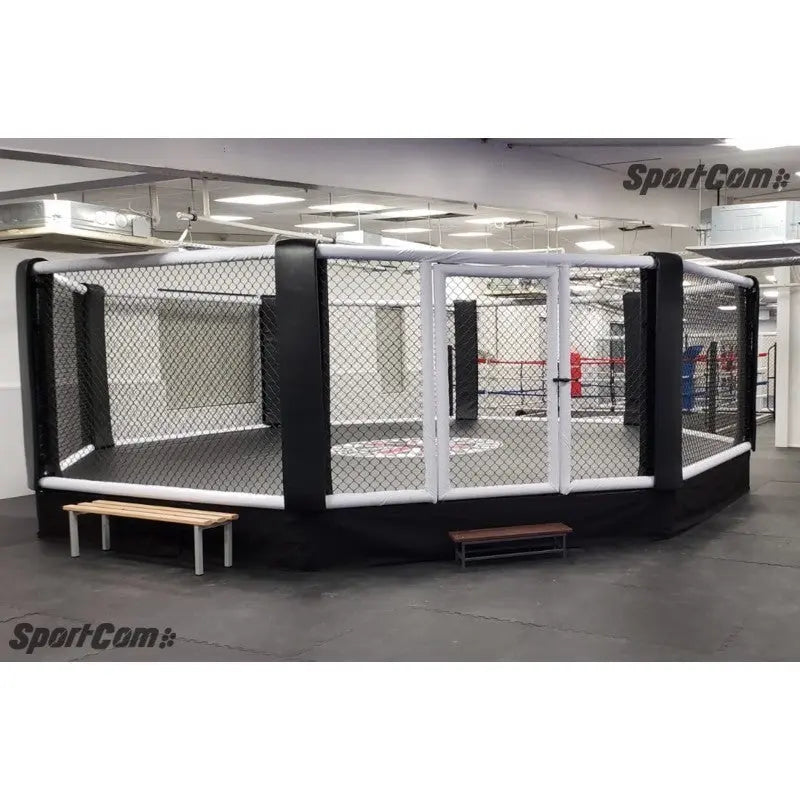 SportCom MMA-Trainingskäfig mit Podium, in einer Trainingshalle mit Bänken davor